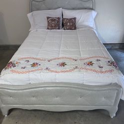 Full size Bedroom Set with New, Never slept on Matress. Includes matching dresser with mirror and a Nightstand. Hablo Español y hago entrego