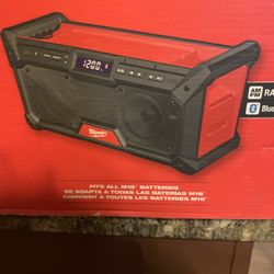 Milwaukee M18  Radio Nuevo Tool Only 