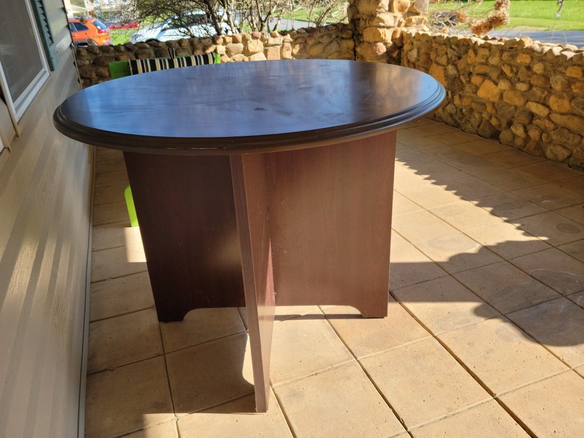 Round Table ( Formica )