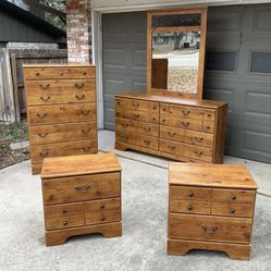 Magnificent Maplewood Finish 6-Piece QUEEN Bedroom Set in Newer Condition