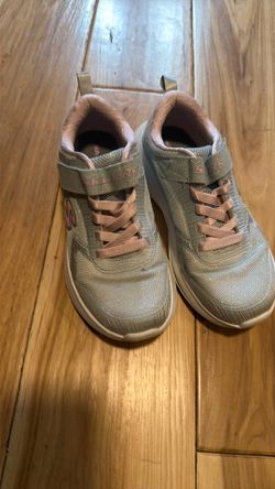 Tenis para niña buenas condiciones size 2.5    $5