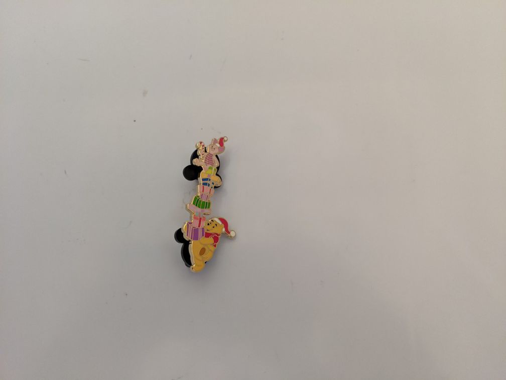 Disney limited edition pin Winnie the Pooh and piglet edition size 250