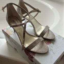 Michael Kors Size 9 Gold 