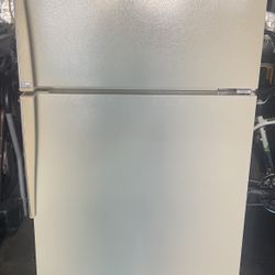 Amana Fridge And Freezer 