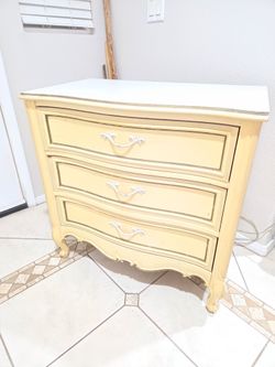 Small, Yellow, vintage  dresser. Solid Wood, All drawers move smoothly..