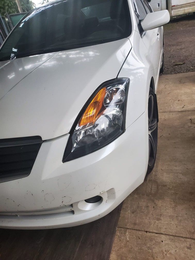 I'm selling my Nissan Altima 2009 it has 128,000 miles and there is really smooth and great conditions