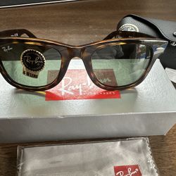 Ray-Ban Wayfarer Sunglasses - BRAND NEW 