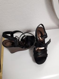 Women's black heels size 7. Used in good condition