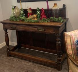 Mid-20th century vintage Spanish Baroque Revival or Renaissance style oak library desk