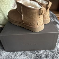 Ugg Boot Mini (madhappy)