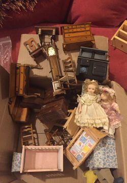 Vintage lot of doll furniture