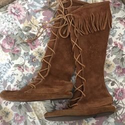 Minnetonka lace up boots size 8