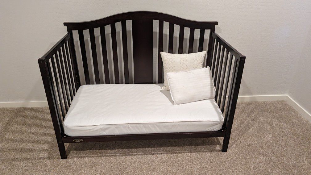 Graco Crib toddler Bed and Changing Table 