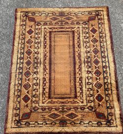 Rug 7’ 7” x 5’ 5”