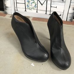 Audrey Brooke Boots/shoes   Size 9