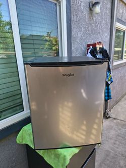 WHIRLPOOL MINI FRIDGE IN EXELENT WORKING CONDITION FOR ONLY $60