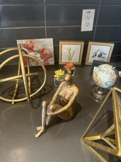 HOME DECOR / Knick Knacks & Trinkets
