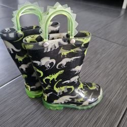DINOSAUR BOYS BOOTS >SZ 6<