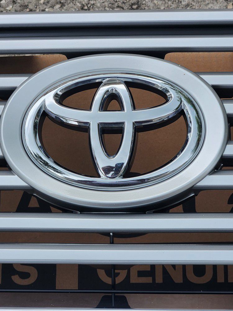Toyota Tundra Grille Chrome Surround

