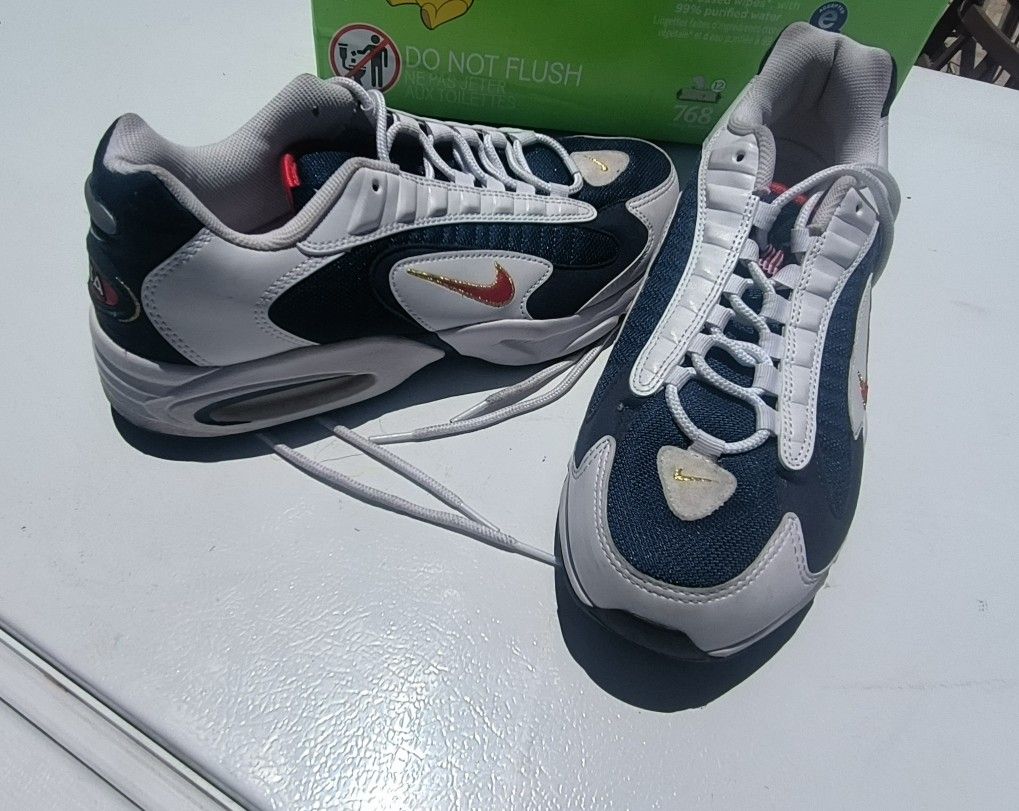 Nike. (11")