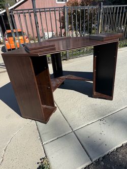 Free corner desk