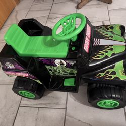 The Hyper Toys 6V Grave Digger Truck i