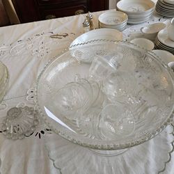 Glass cake plate with cover
