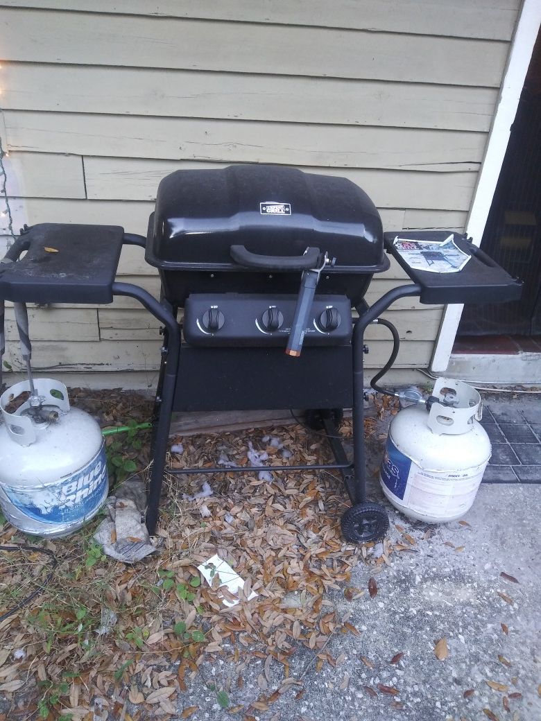 BBQ grill with two tanks