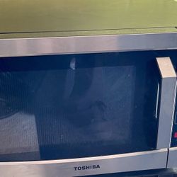 TOSHIBA 1000 WATT COUNTERTOP MICROWAVE