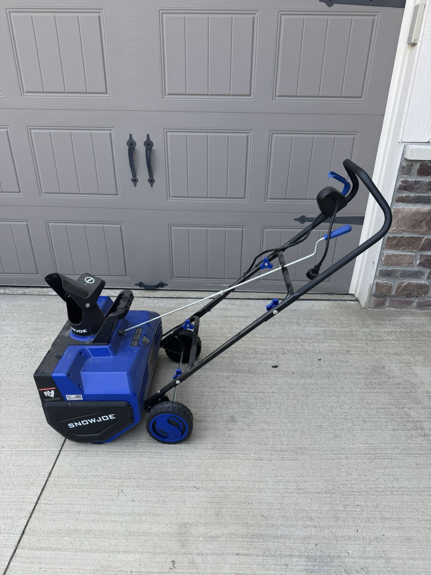 Snow Joe - 22 inch chorded snow blower
