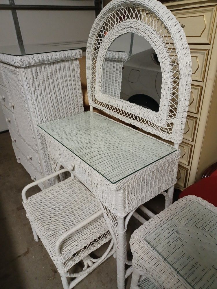 White Wicker Bedroom SetGlass Tops for Sale in Concord Farr, TN OfferUp