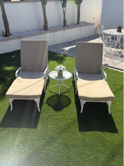 BEAUTIFUL WHITE CAST ALUMINUM LOUNGE CHAIR SET with EXTRA