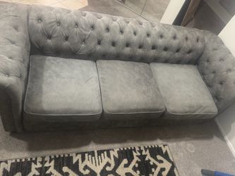 Tufted Couch/sofa