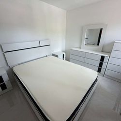 Juego De Cuarto. De 5 Piezas. Disponible 