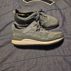 **ALMOST NEW** ASICS GEL LYTE III