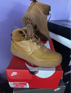 Nike Path WNTR Mid Boot Wheat Size 8.5