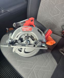 Brushless milwaukee 18v fuel circular saw used twice basically new save here!!