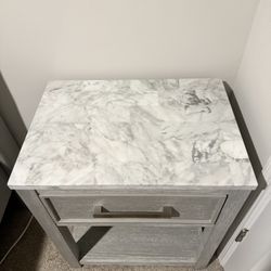 2 Nightstands 