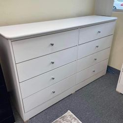 Eight drawers dresser