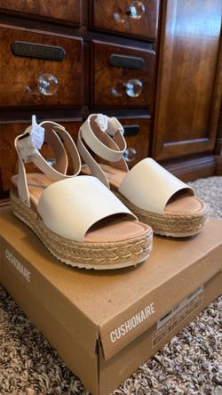 Size 9 Cushionaire Platform Sandals