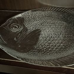A glass crystal fish plate