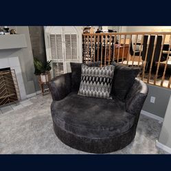 Large Round Love Seat  Couch Pillows Included 