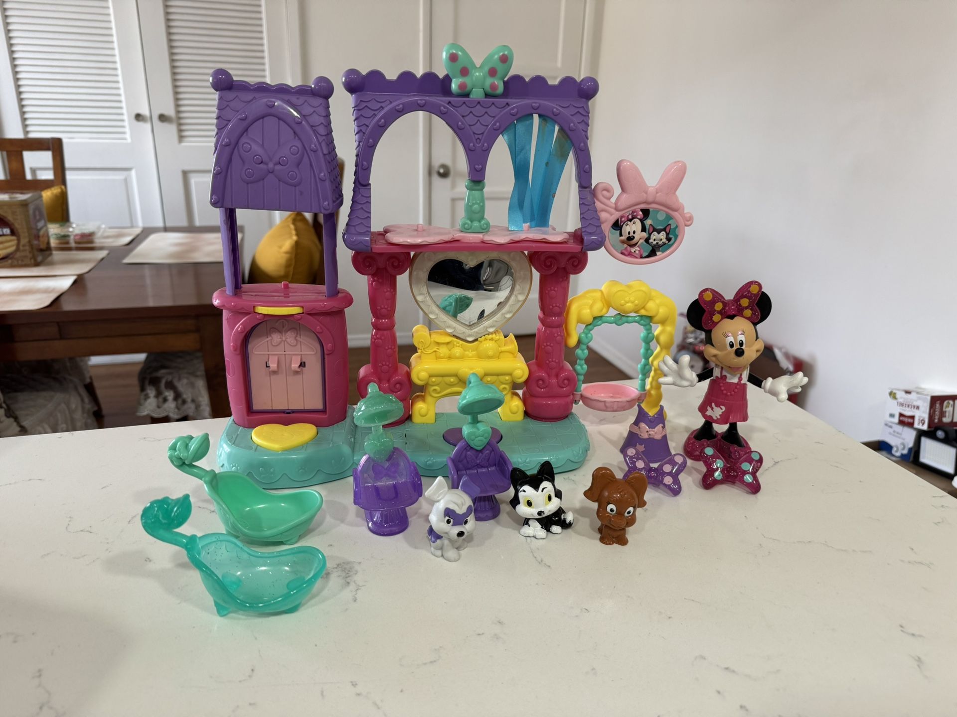 Disney Minnie Mouse Pampering Pets Salon Bowtique Snap ‘N Style Toy Dress-Up Playset Figure Play Set