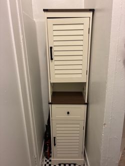 Tall Bathroom / Linen Storage Cabinet – Excellent Condition