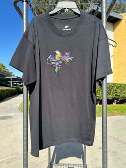 Nike embroidered bird & floral swoosh t-shirt size medium