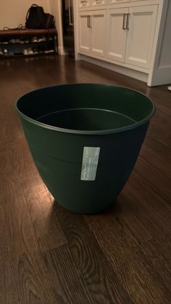 16” Green Plastic Planter with Saucer