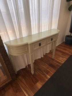 Free Entry Way Table