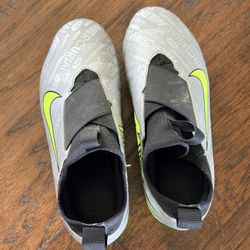 Nike Kid’s Soccer Shoes Size US 5.5Y
