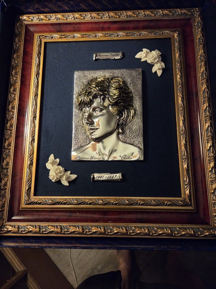  Diana, Princess of Wales It features a specially commissioned Cameo sculpture of Diana, Princess of Wales 
