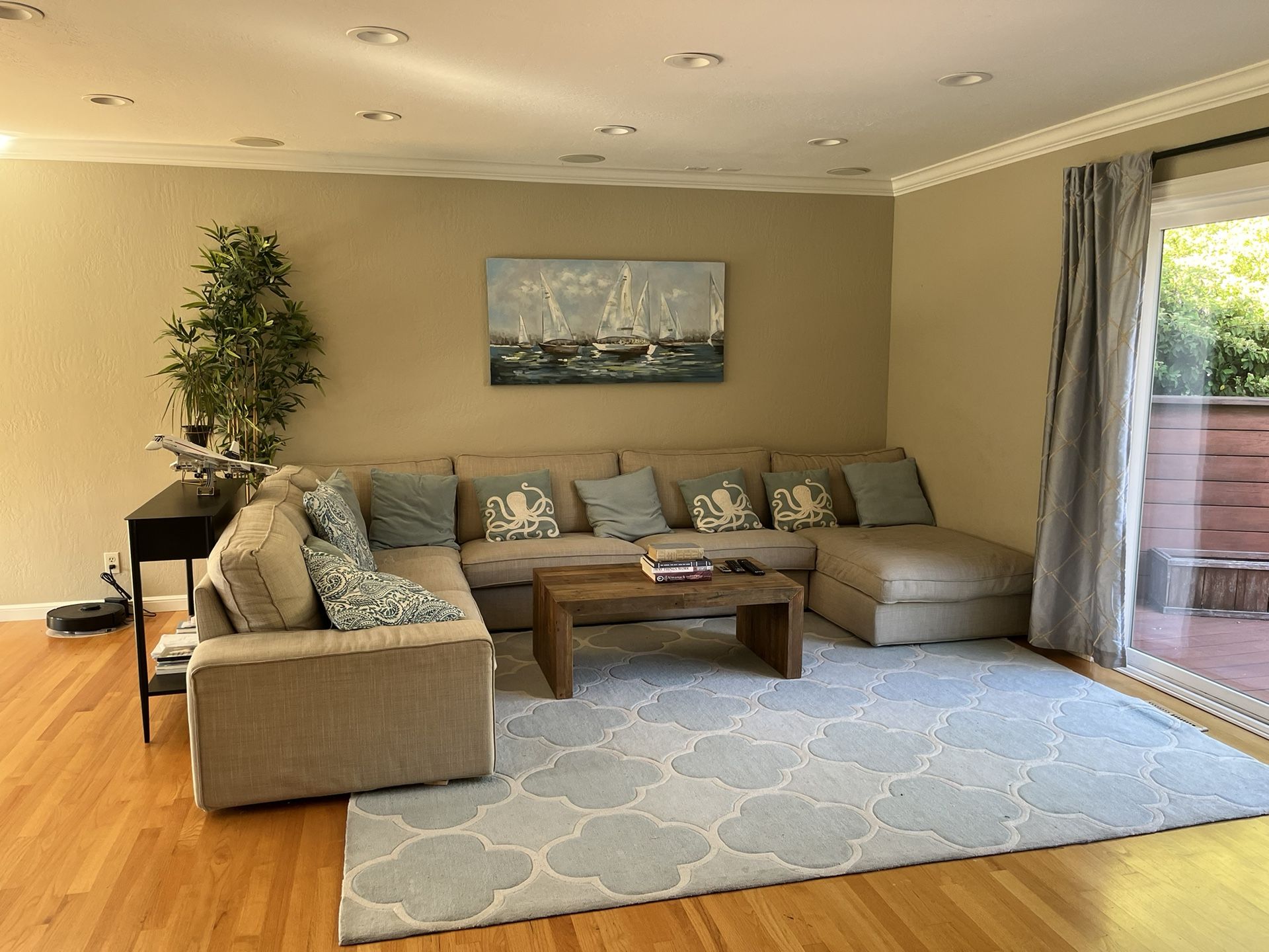 Like new Sectional 6 Seat Sofa With Chaise